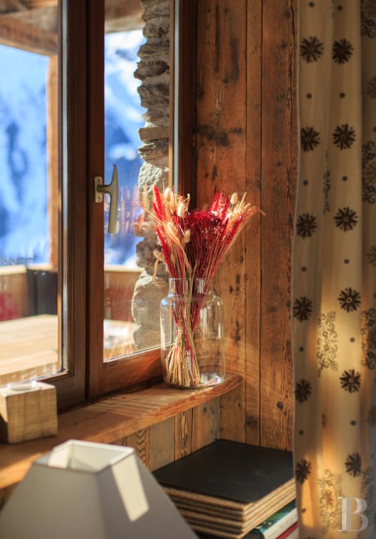 En Savoie, dans un hameau de la vallée de la Tarentaise, un grand chalet traditionnel rénové avec soin - photo  n°15